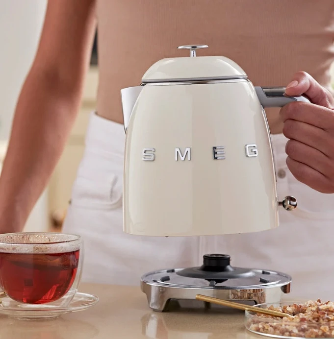 Ấm siêu tốc SMEG KLF05CREU Cream 0,8L 1400W màu kem