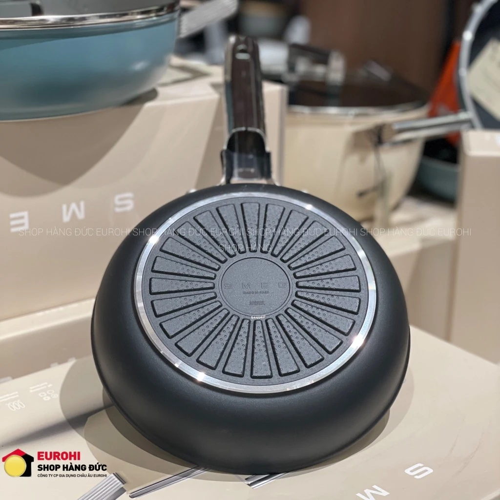 Chảo rán SMEG FPF2002BLM 20cm màu đen