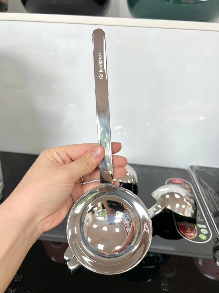 Muôi canh inox cán dài nguyên khối Kalpen (To)