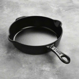 Chảo gang Staub có miệng rót 22cm 1.69L màu đen (1029475)