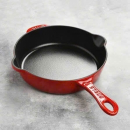Chảo gang Staub có miệng rót 22cm 1.69L màu đỏ (1029479)
