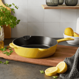 Chảo gang Staub có miệng rót 22cm 1.69L màu vàng (1029495)