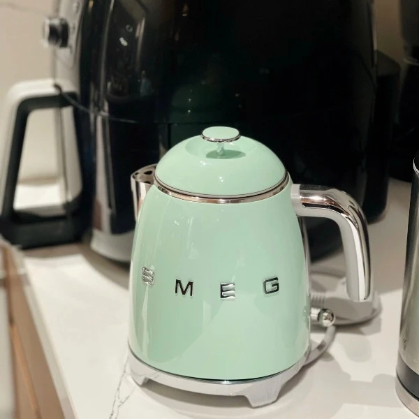 Ấm siêu tốc mini SMEG KLF05PGEU Pastel Green 0,8L màu xanh mint