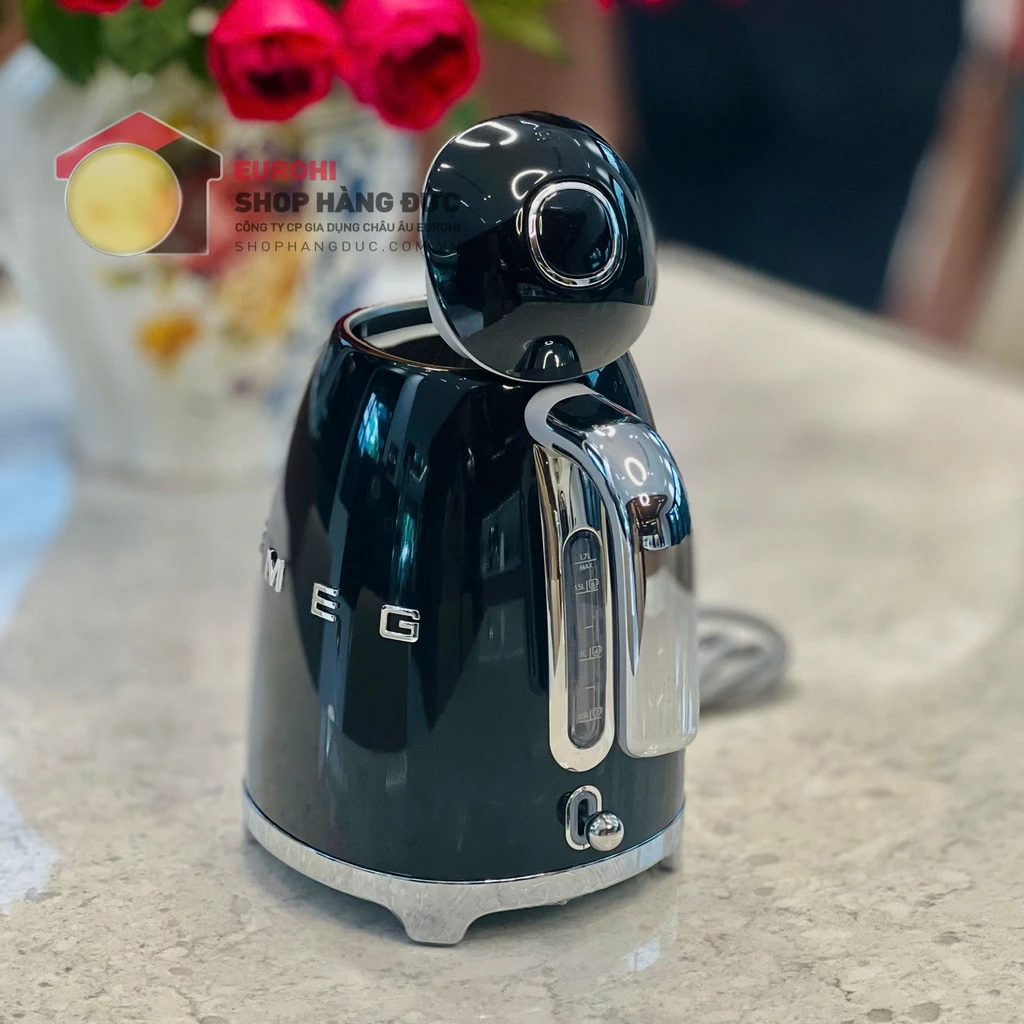 Ấm siêu tốc Smeg KLF03BLEU Glossy Black 1,7L màu đen