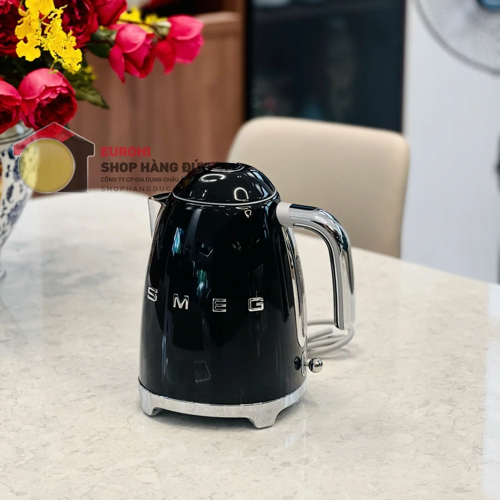 Ấm siêu tốc Smeg KLF03BLEU Glossy Black 1,7L màu đen