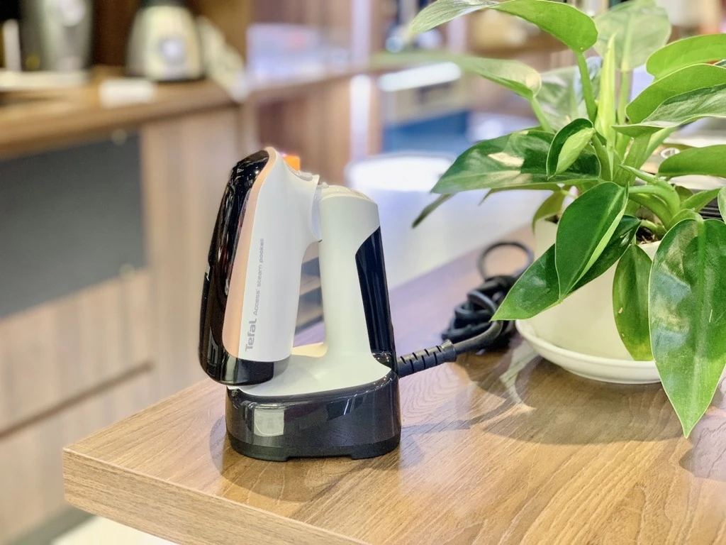 BÀN LÀ HƠI NƯỚC CẦM TAY TEFAL DT3030