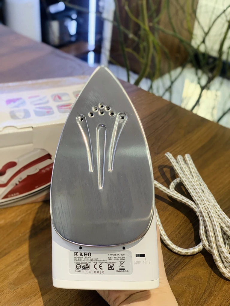 BÀN LÀ HƠI NƯỚC MINI AEG DBT800 (800W)