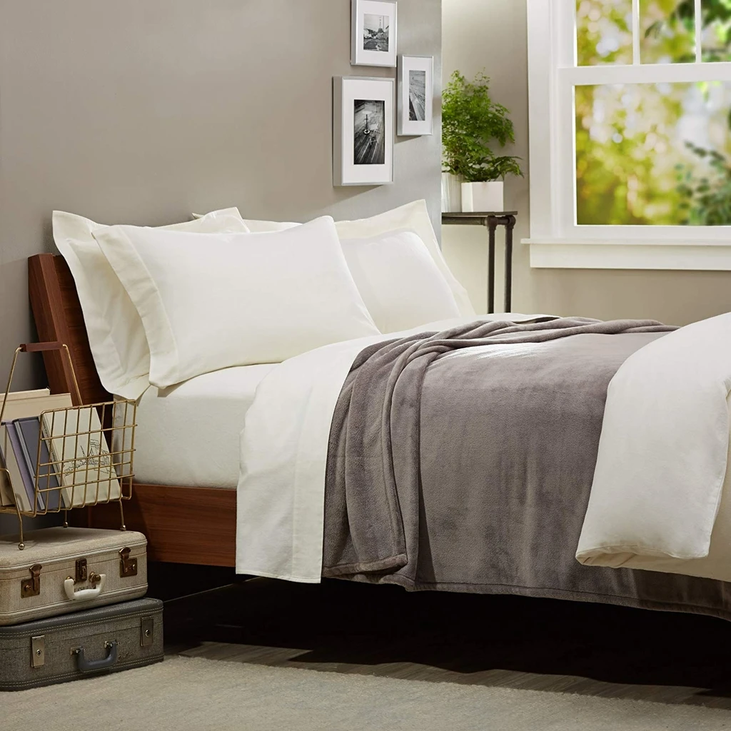 Chăn nhung AmazonBasics màu ghi xám size 168 x 229cm