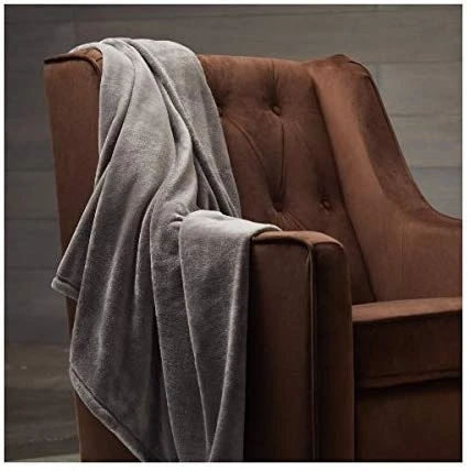 Chăn nhung AmazonBasics màu ghi xám size 168 x 229cm