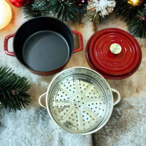 Nồi gang đỏ 27cm Happiness – tặng kèm xửng hấp chính hãng