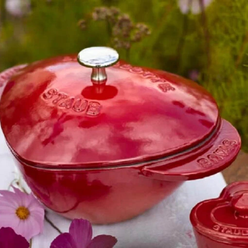 Nồi gang đúc Staub trái tim 20 cm màu đỏ