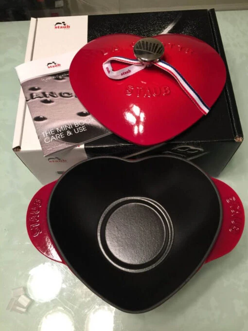 Nồi gang đúc Staub trái tim 20 cm màu đỏ